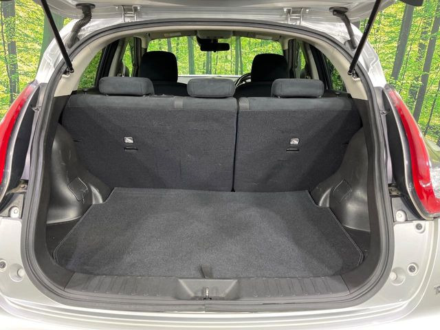 積み下ろしのしやすいデッキにはたっぷりと荷物を積み込んでいただけます。遊びから仕事まで、様々なシーンで頼れます♪