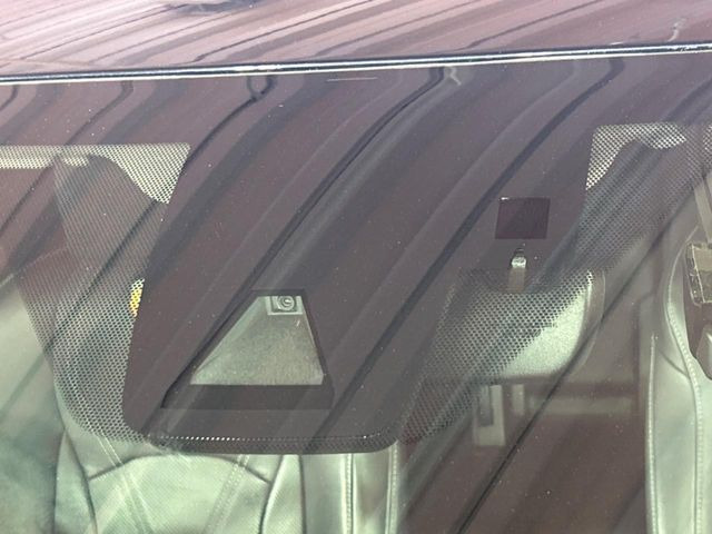 【プリクラッシュセーフティ】前方の車両等を検知し、衝突しそうな時は警報で注意を促し、ブレーキを踏む力をサポート。ブレーキを踏めなかった場合は衝突被害軽減ブレーキが作動、衝突回避をサポートします。