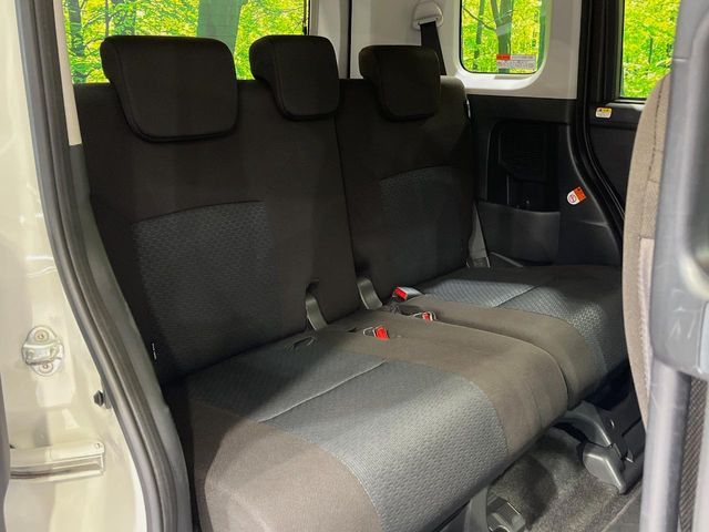 後部座席も気になるようなキズ・汚れやへたり等、大きなダメージはなく、良好な状態です。