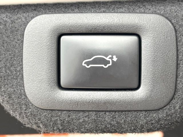 【ハンズフリーパワーバックドア】リアバンパー下部に足先を出し入れするだけでバックドアが自動で開閉♪両手が荷物でふさがっている時でもラクラク開閉操作が行えます!