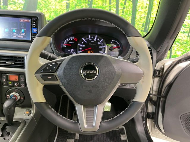 【パドルシフト】ハンドルから手を離さずに素早くシフトアップ&ダウンができるので、エンジンブレーキを使う下り坂や高速道路の合流で加速したい場面で役立ちます。