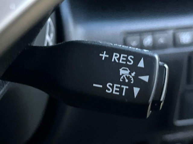 【レーダークルーズコントロール】高速道路での長距離走行が楽に!!自動で速度を保つクルーズコントロールが、衝突軽減システムと連携し、前方の車両を感知して車間を保つように速度調節してくれます!!