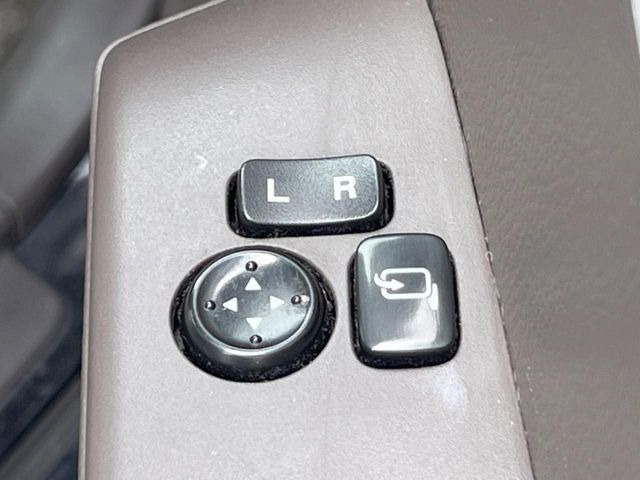 �y�d���i�[�~���[�z�T�C�h�~���[�͓d���i�[���ƂȂ��Ă���A�������ԏ�ł��L�Y�������X�N��}�����܂��B