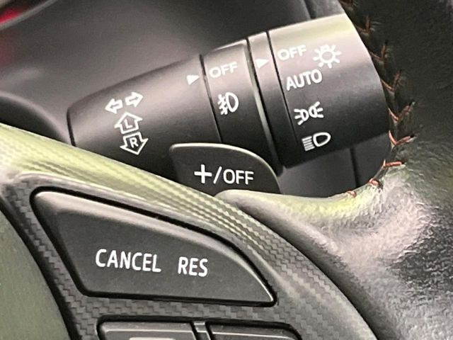 【パドルシフト】ハンドルから手を離さずに素早くシフトアップ&ダウンができるので、エンジンブレーキを使う下り坂や高速道路の合流で加速したい場面で役立ちます。