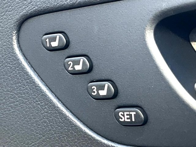 【メモリー機能付きパワーシート】ドライバーごとに設定したシート位置を記憶して、ボタン一つで切り替えできる便利な機能!運転する方が複数名いらっしゃるご家庭におすすめです♪