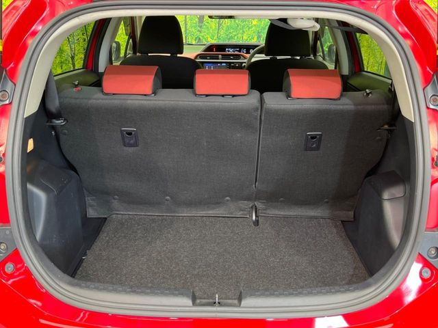 ���i�̂���������ʋ΁A���}���ɏ\���ȉ׎��X�y�[�X���m�ۂ��Ă���܂��B�Z�J���h�V�[�g��|���ƁA�傫�ȉו��̐ύڂ��\�ł���