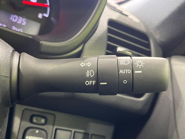 【オートライト】周りの明るさに応じて自動でヘッドライトの点灯・消灯ができる機能です!ライトの付け忘れ・消し忘れなどが無くなり、雨の日や夕方の走行も安心!トンネル通過時も便利ですね♪