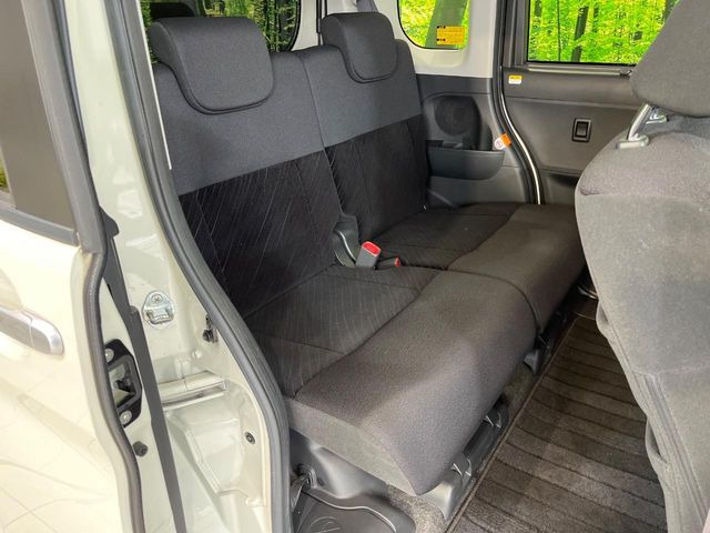 広々とした2列目シートは居住性が高く、居心地も快適!友達や家族とのお出かけにぴったりです。ベビーシートやチャイルドシート使用時も快適にお過ごしいただける十分な空間を確保しています。