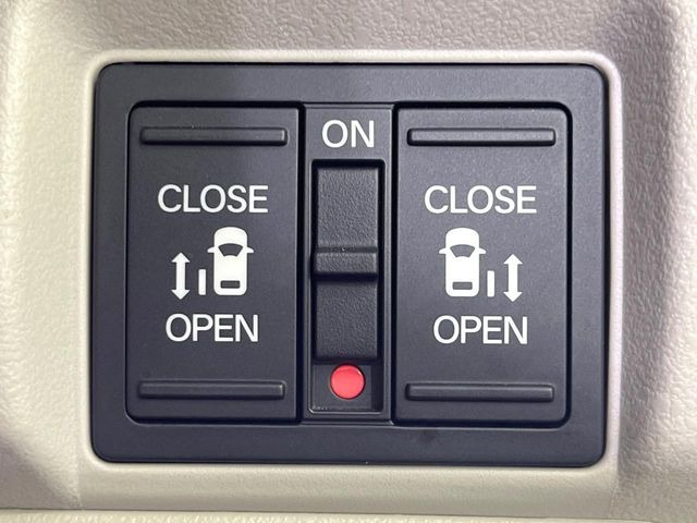 【両側パワースライドドア】スマートキーや運転席のスイッチで後席両側スライドドアの開閉が可能♪電動だから力を入れてドアを開ける必要が無く、小さなお子様でも簡単に開け閉めでき快適です♪