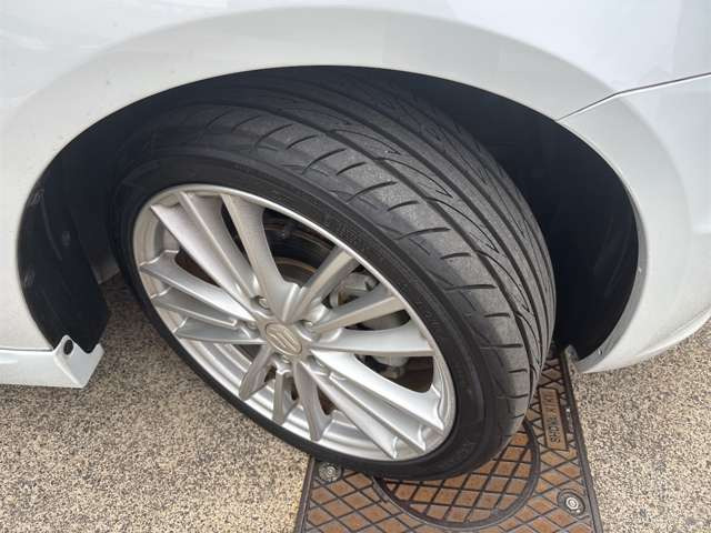 純正17インチアルミホイール タイヤの山あります