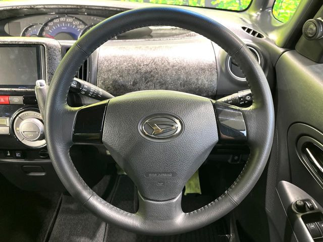 �C���e���A�ɍ��킹���f�U�C���̃X�e�A�����O�́A�^�]�������̂��Ƃ��l���A�^�]���₷���`��A�傫���ł��B�����x�A���ۂɐG���Ă��m���߂��������B