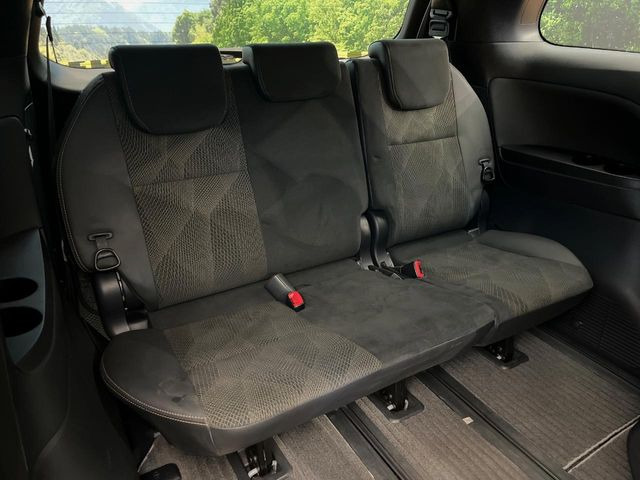 3列目シートはもちろん状態良好☆大人でもゆったりと座って頂けますので、大人数でのお出かけもラクラクです♪ご家族で、気の知れた仲間で、ドライブに行くのが楽しみですね♪