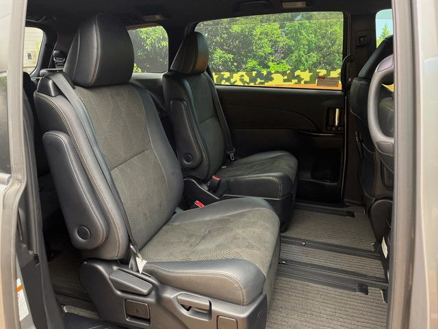 後部座席も気になるようなキズ・汚れやへたり等、大きなダメージはなく、良好な状態です。