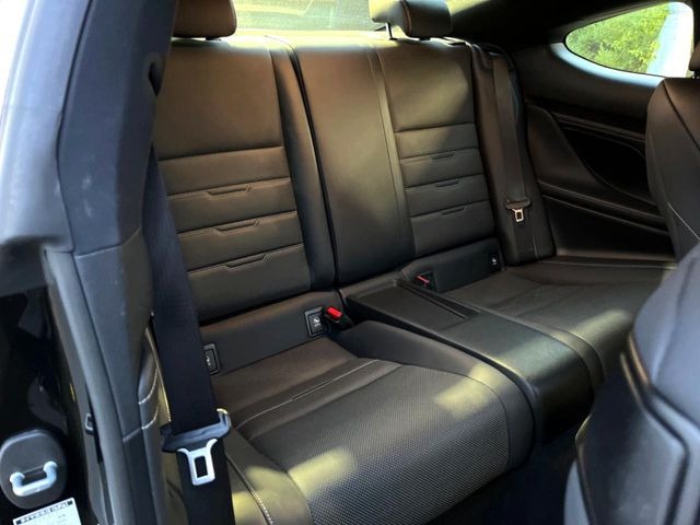 後部座席も気になるようなキズ・汚れやへたり等、大きなダメージはなく、良好な状態です。
