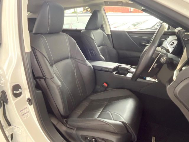 【黒革シート】上質な本革を使用し、高級感あふれる黒革シート。常に体に触れる部分だから、座り心地の良さにはこだわりたいですね♪汚れの付着や劣化を抑制する内装コーティング施工もおススメですよ♪