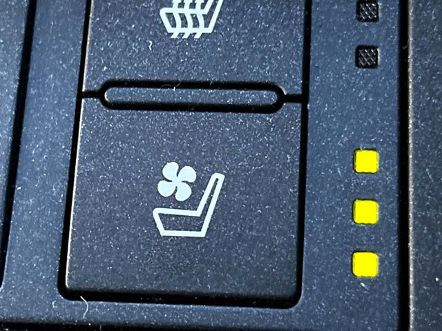 【シートベンチレーション】夏場は涼しい風でお尻や背中の熱やムレを防ぎ、冬はエアコンよりも早く温まってポカポカに!季節を問わず快適に過ごせます。