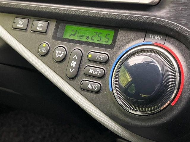 【オートエアコン】一度お好みの温度に設定すれば、車内の温度を検知し風量や温度を自動で調整。暑い…寒い…と何度もスイッチ操作をする必要はありません。快適な車内空間には必須の機能ですね♪