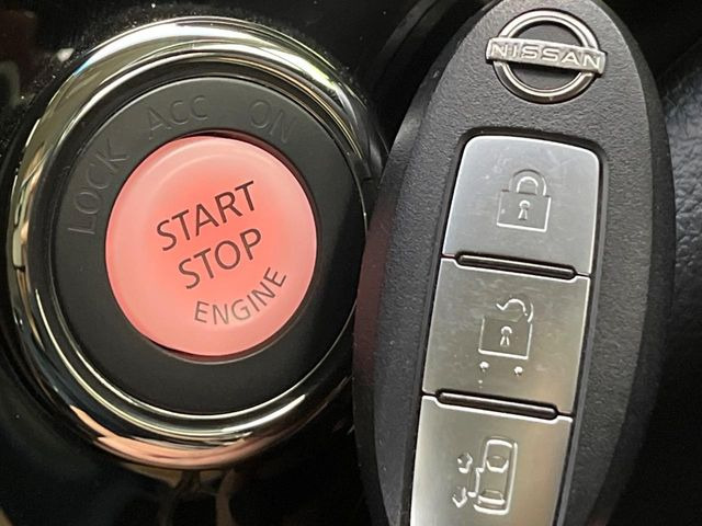 【インテリジェントキー】カバンやポケットに入れたままでもドアの施錠・解錠が可能なスマートキーを装備。エンジンのオン・オフ時もカギを取り出す必要が無いからとっても便利です♪