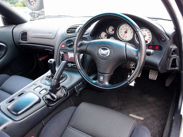 �������Y��Ƀ��[���N���[�j���O�ς݂ƂȂ�܂��B���΂��̌��ȏL����F���܂̏L����������܂���B����]�ɉ�����RECARO���Ȃǂ̃X�|�[�c�V�[�g�ɕύX���\�ł��B���C�y�ɂ����k�������܂�