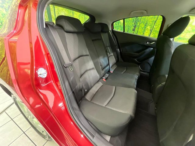 後部座席も気になるようなキズ・汚れやへたり等、大きなダメージはなく、良好な状態です。