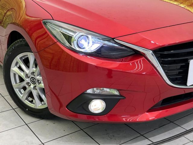 【HIDヘッドライト】非常に明るく前方を照らしてくれるので、悪天候や夜間の走行時も視界良好で安心してお乗りいただけます。