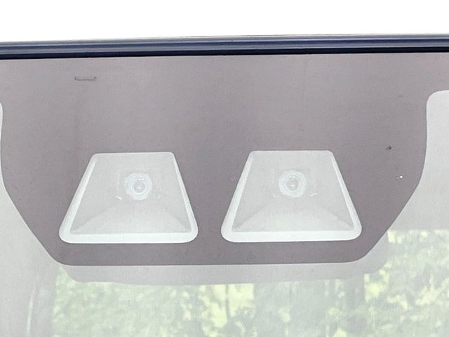 【スマートアシスト】走行中に前方の車両等を認識し、衝突しそうな時は警報とブレーキで衝突回避と被害軽減をアシスト。より安全にドライブをお楽しみいただけます。