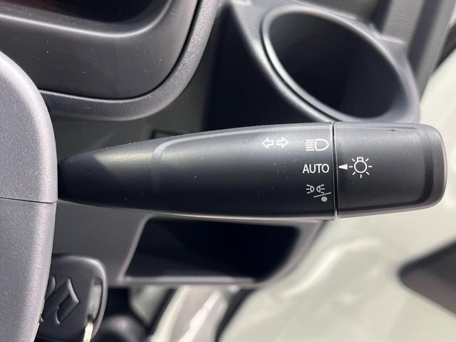 【オートライト】周りの明るさに応じて自動でヘッドライトの点灯・消灯ができる機能です!ライトの付け忘れ・消し忘れなどが無くなり、雨の日や夕方の走行も安心!トンネル通過時も便利ですね♪