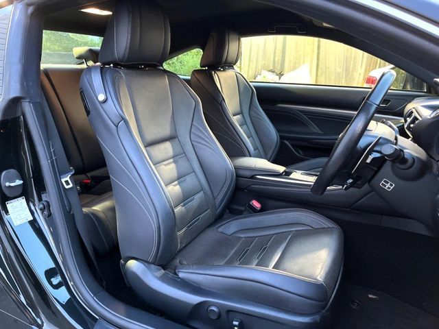 【黒革シート】上質な本革を使用し、高級感あふれる黒革シート。常に体に触れる部分だから、座り心地の良さにはこだわりたいですね♪汚れの付着や劣化を抑制する内装コーティング施工もおススメですよ♪