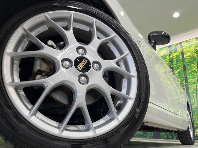 【グレード専用16インチアルミホイール】大人気のBBS製アルミホイールを装着しております。軽量・高硬度のアルミホイールは、ハンドリング・加速など、走りの質を向上してくれます♪