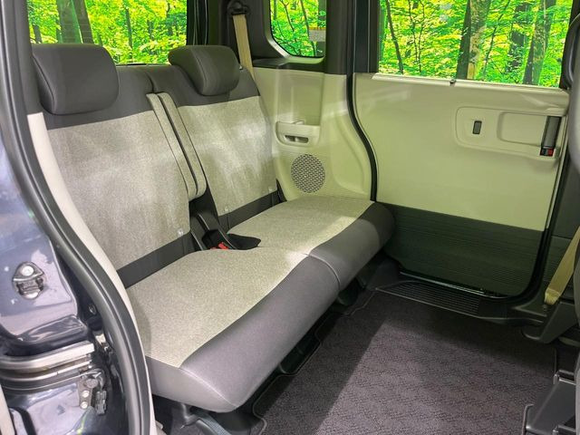 後部座席も気になるようなキズ・汚れやへたり等、大きなダメージはなく、良好な状態です。