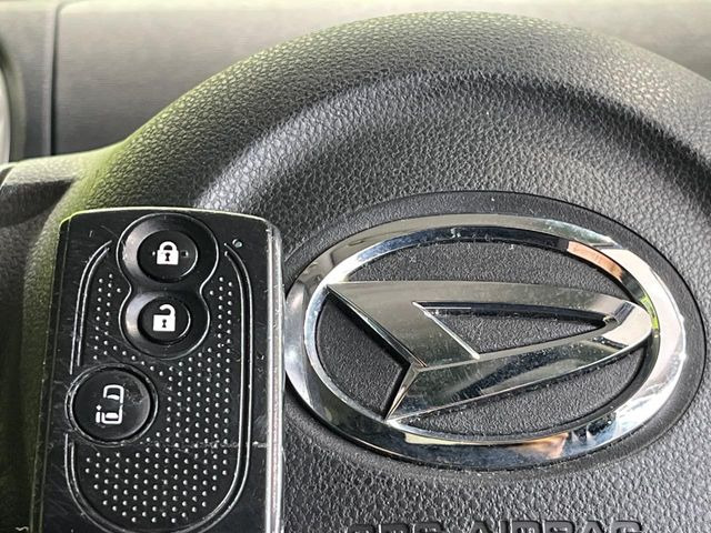 【キーフリーシステム】カバンやポケットに入れたままでもドアの施錠・解錠が可能なスマートキーを装備。エンジンのオン・オフ時もカギを取り出す必要が無いからとっても便利です♪