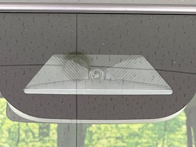 【ホンダセンシング】走行中に前方の車両等を認識し、衝突しそうな時は警報とブレーキで衝突回避と被害軽減をアシスト。より安全にドライブをお楽しみいただけます。