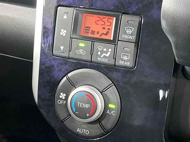 【オートエアコン】一度お好みの温度に設定すれば、車内の温度を検知し風量や温度を自動で調整。暑い…寒い…と何度もスイッチ操作をする必要はありません。快適な車内空間には必須の機能ですね♪