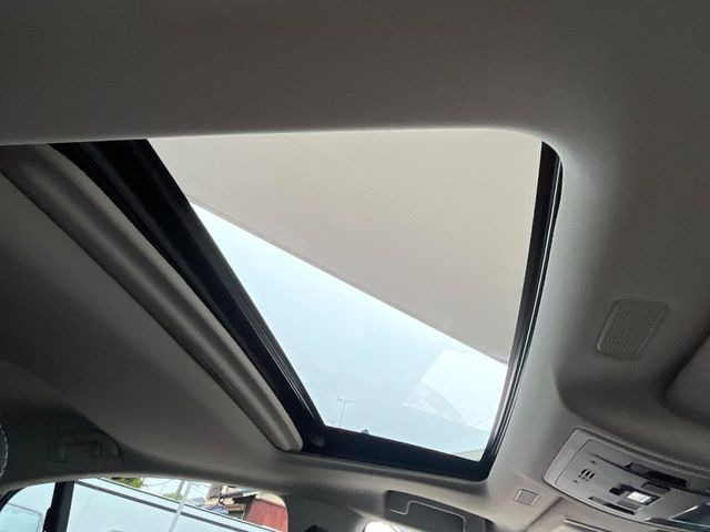 【サンルーフ】開放感たっぷりの希少装備、サンルーフが装着されています!車内に明かりを取り入れたり景色を楽しむ以外にも、車内の空気も簡単に換気できて快適です!