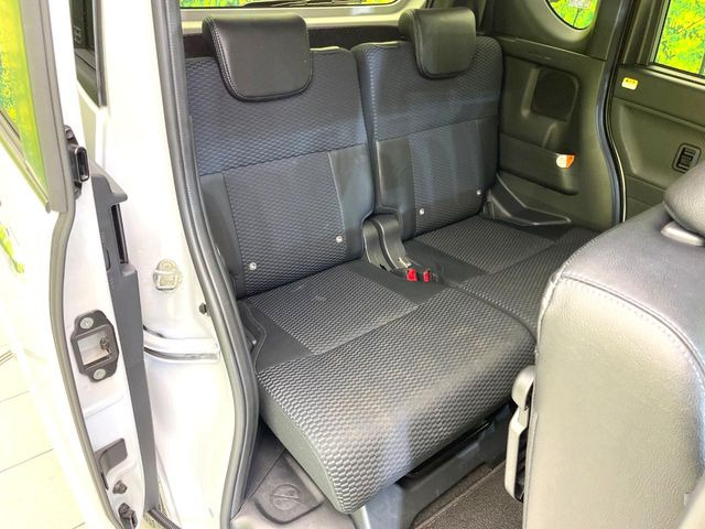 後部座席も気になるようなキズ・汚れやへたり等、大きなダメージはなく、良好な状態です。