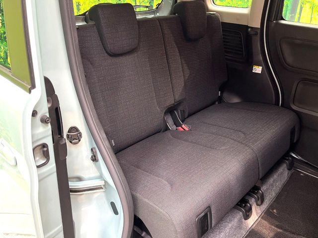 後部座席も気になるようなキズ・汚れやへたり等、大きなダメージはなく、良好な状態です。