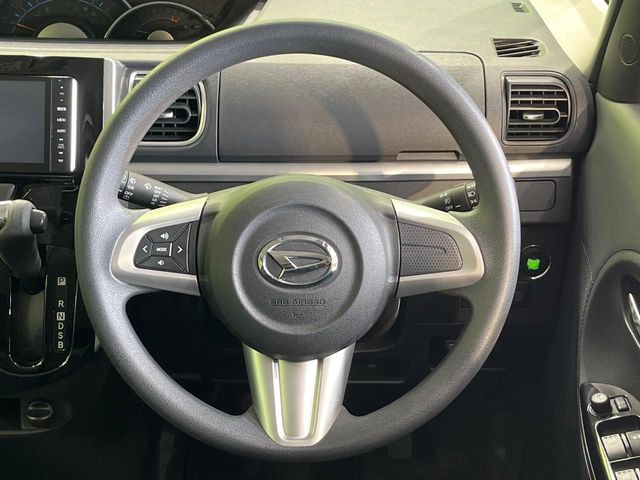 インテリアに合わせたデザインのステアリングは、運転される方のことも考え、運転しやすい形状、大きさです。是非一度、実際に触ってお確かめください。