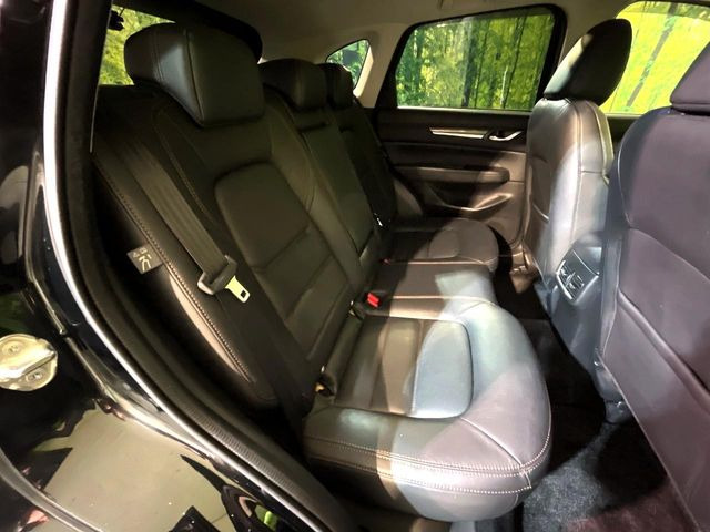 後部座席も気になるようなキズ・汚れやへたり等、大きなダメージはなく、良好な状態です。