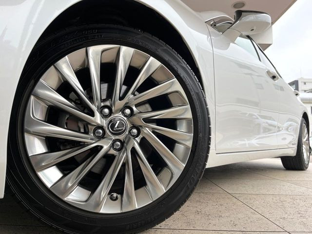 【純正18インチアルミホイール】外観にマッチした純正アルミホイールを装着しております。各種社外アルミホイールや、スタッドレスタイヤも取扱いしております。是非ご相談ください♪