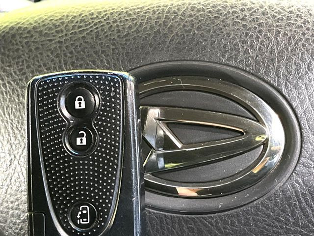 �y�L�[�t���[�V�X�e���z�J�o����|�P�b�g�ɓ��ꂽ�܂܂ł��h�A�̎{���E�������\�ȃX�}�[�g�L�[�𑕔��B�G���W���̃I���E�I�t�����J�M�����o���K�v����������Ƃ��Ă��֗��ł���