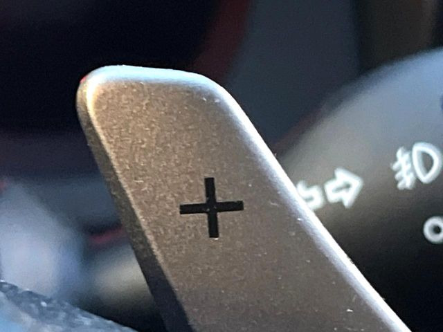 【パドルシフト】ハンドルから手を離さずに素早くシフトアップ&ダウンができるので、エンジンブレーキを使う下り坂や高速道路の合流で加速したい場面で役立ちます。
