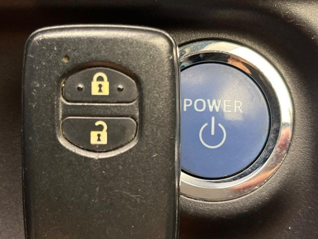 【スマートキー】カバンやポケットに入れたままでもドアの施錠・解錠が可能なスマートキーを装備。エンジンのオン・オフ時もカギを取り出す必要が無いからとっても便利です♪