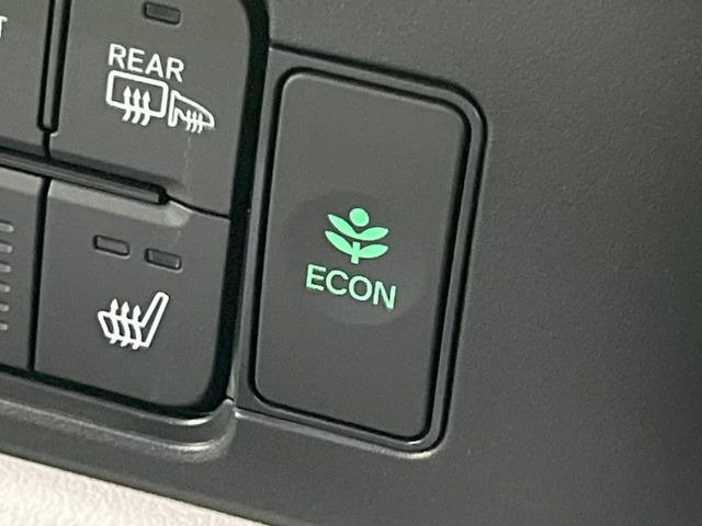 【シートヒーター】寒い日に重宝するシートヒーター!エアコンより早く温まってくれるので寒がりの人も安心ですね♪エアコンの温風は乾燥するから苦手、という方にもをおすすめです。