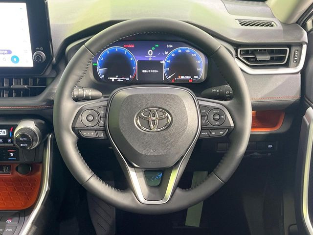 �C���e���A�ɍ��킹���f�U�C���̃X�e�A�����O�́A�^�]�������̂��Ƃ��l���A�^�]���₷���`��A�傫���ł��B�����x�A���ۂɐG���Ă��m���߂��������B