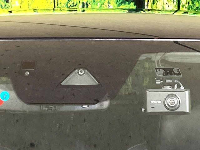 【スマートブレーキサポート】走行中に前方の車両等を認識し、衝突しそうな時は警報とブレーキで衝突回避と被害軽減をアシスト。より安全にドライブをお楽しみいただけます。