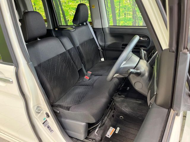 運転席まわりには十分なスペースがあり、大柄な方でもゆったり運転していただける環境です。