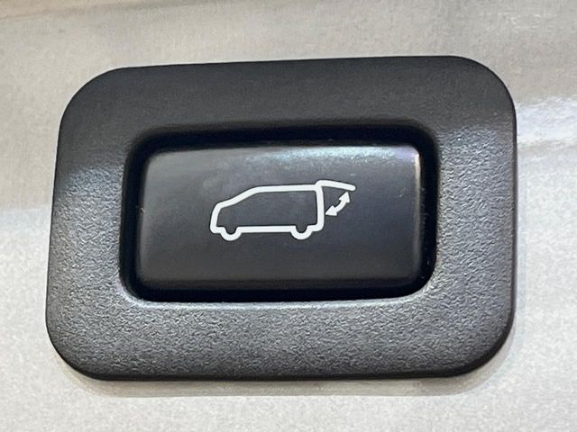 【パワーバックドア】スマートキーや運転席のボタンを押すだけでリアゲートが自動で開閉します!荷物を持っている時や、高い位置にあるバックドアを閉める際に便利な機能です♪