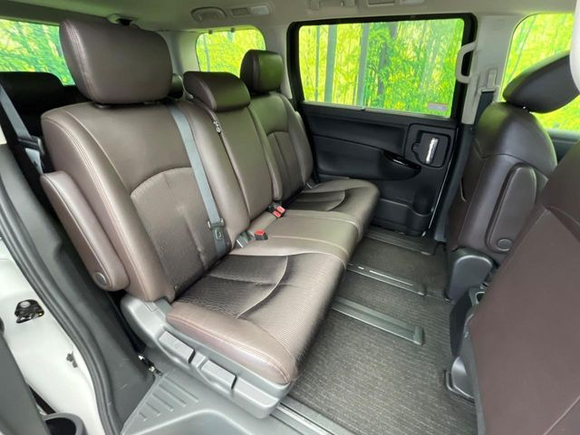 後部座席も気になるようなキズ・汚れやへたり等、大きなダメージはなく、良好な状態です。