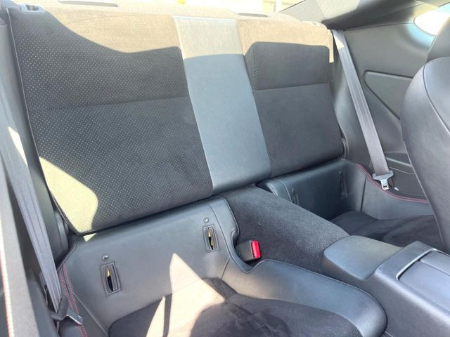 後部座席も気になるようなキズ・汚れやへたり等、大きなダメージはなく、良好な状態です。