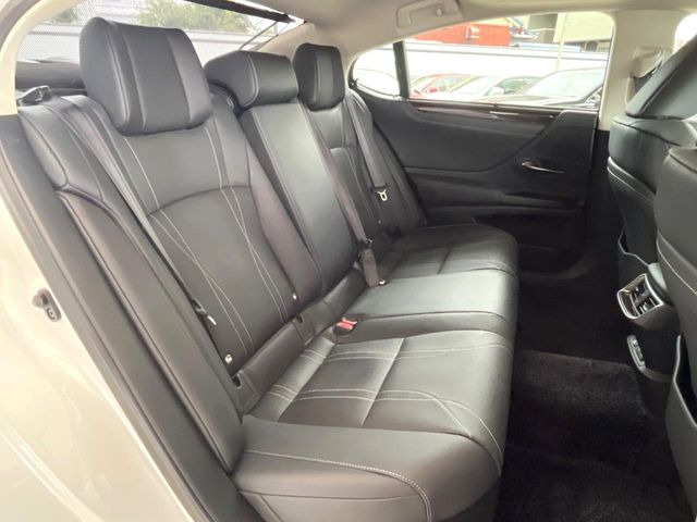 後部座席も気になるようなキズ・汚れやへたり等、大きなダメージはなく、良好な状態です。